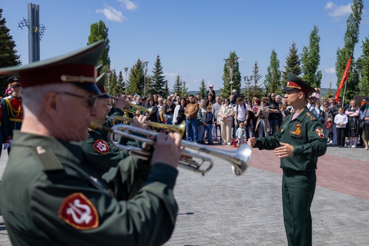 9 МАЯ 2025 ГОДА ВОЕННОСЛУЖАЩИЕ ВОЕННОГО ИНСТИТУТА ПРИНЯЛИ УЧАСТИЕ В ЦЕРЕМОНИИ ВОЗЛОЖЕНИЯ ЦВЕТОВ К ВЕЧНОМУ ОГНЮ В ПАРКЕ ПОБЕДЫ