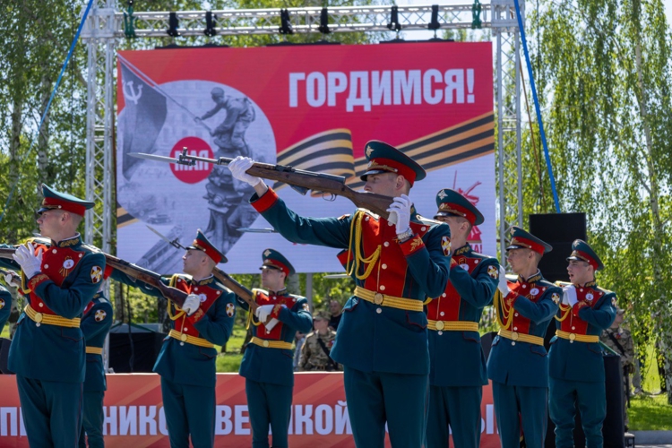 9 МАЯ 2025 ГОДА ВОЕННОСЛУЖАЩИЕ ВОЕННОГО ИНСТИТУТА ПРИНЯЛИ УЧАСТИЕ В ЦЕРЕМОНИИ ВОЗЛОЖЕНИЯ ЦВЕТОВ К ВЕЧНОМУ ОГНЮ В ПАРКЕ ПОБЕДЫ