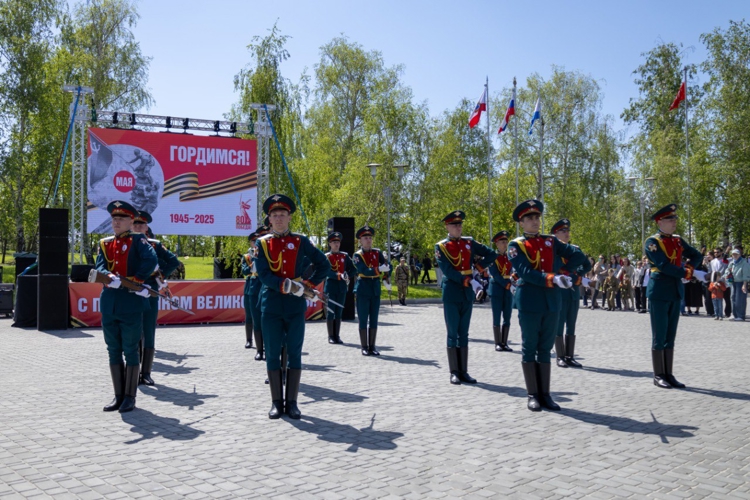 9 МАЯ 2025 ГОДА ВОЕННОСЛУЖАЩИЕ ВОЕННОГО ИНСТИТУТА ПРИНЯЛИ УЧАСТИЕ В ЦЕРЕМОНИИ ВОЗЛОЖЕНИЯ ЦВЕТОВ К ВЕЧНОМУ ОГНЮ В ПАРКЕ ПОБЕДЫ