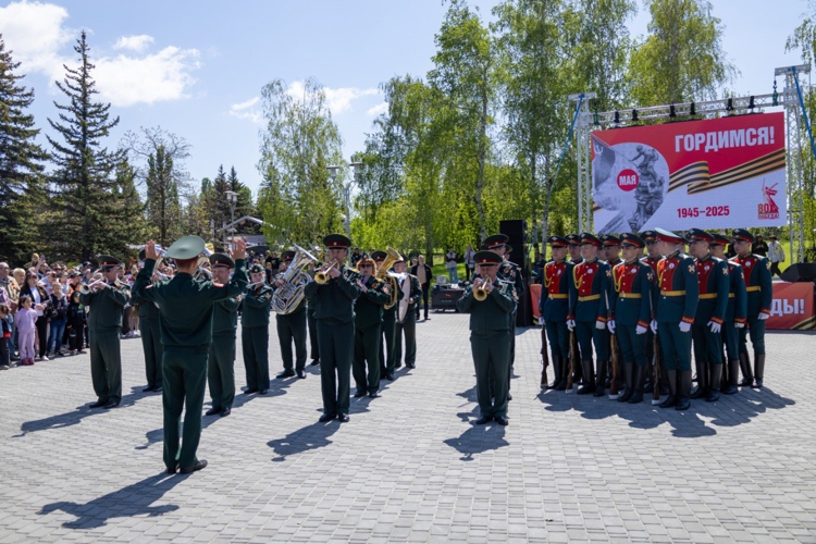 9 МАЯ 2025 ГОДА ВОЕННОСЛУЖАЩИЕ ВОЕННОГО ИНСТИТУТА ПРИНЯЛИ УЧАСТИЕ В ЦЕРЕМОНИИ ВОЗЛОЖЕНИЯ ЦВЕТОВ К ВЕЧНОМУ ОГНЮ В ПАРКЕ ПОБЕДЫ