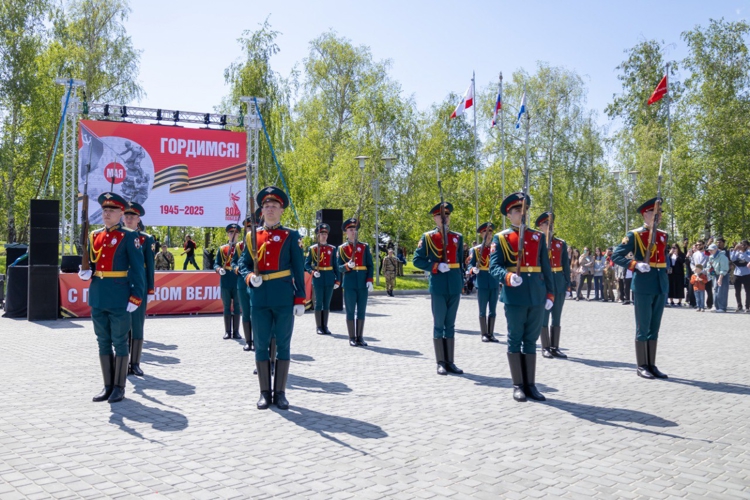9 МАЯ 2025 ГОДА ВОЕННОСЛУЖАЩИЕ ВОЕННОГО ИНСТИТУТА ПРИНЯЛИ УЧАСТИЕ В ЦЕРЕМОНИИ ВОЗЛОЖЕНИЯ ЦВЕТОВ К ВЕЧНОМУ ОГНЮ В ПАРКЕ ПОБЕДЫ