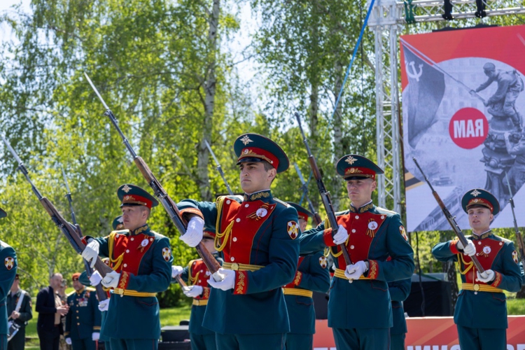 9 МАЯ 2025 ГОДА ВОЕННОСЛУЖАЩИЕ ВОЕННОГО ИНСТИТУТА ПРИНЯЛИ УЧАСТИЕ В ЦЕРЕМОНИИ ВОЗЛОЖЕНИЯ ЦВЕТОВ К ВЕЧНОМУ ОГНЮ В ПАРКЕ ПОБЕДЫ