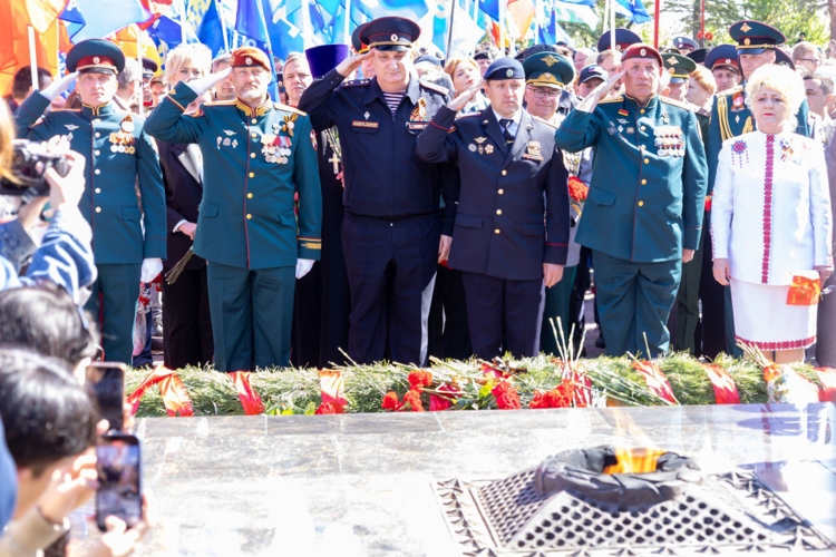 9 МАЯ 2025 ГОДА ВОЕННОСЛУЖАЩИЕ ВОЕННОГО ИНСТИТУТА ПРИНЯЛИ УЧАСТИЕ В ЦЕРЕМОНИИ ВОЗЛОЖЕНИЯ ЦВЕТОВ К ВЕЧНОМУ ОГНЮ В ПАРКЕ ПОБЕДЫ