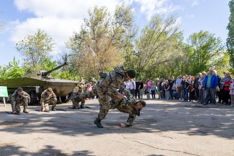 9 МАЯ 2025 ГОДА ВОЕННОСЛУЖАЩИЕ ВОЕННОГО ИНСТИТУТА ПРИНЯЛИ УЧАСТИЕ В ЦЕРЕМОНИИ ВОЗЛОЖЕНИЯ ЦВЕТОВ К ВЕЧНОМУ ОГНЮ В ПАРКЕ ПОБЕДЫ