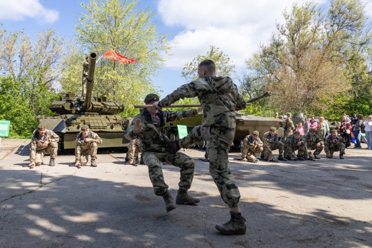 9 МАЯ 2025 ГОДА ВОЕННОСЛУЖАЩИЕ ВОЕННОГО ИНСТИТУТА ПРИНЯЛИ УЧАСТИЕ В ЦЕРЕМОНИИ ВОЗЛОЖЕНИЯ ЦВЕТОВ К ВЕЧНОМУ ОГНЮ В ПАРКЕ ПОБЕДЫ