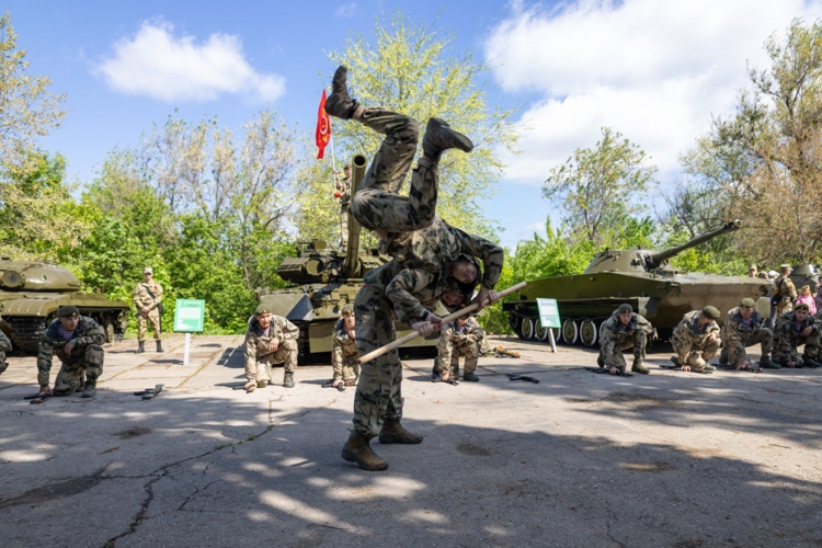 9 МАЯ 2025 ГОДА ВОЕННОСЛУЖАЩИЕ ВОЕННОГО ИНСТИТУТА ПРИНЯЛИ УЧАСТИЕ В ЦЕРЕМОНИИ ВОЗЛОЖЕНИЯ ЦВЕТОВ К ВЕЧНОМУ ОГНЮ В ПАРКЕ ПОБЕДЫ