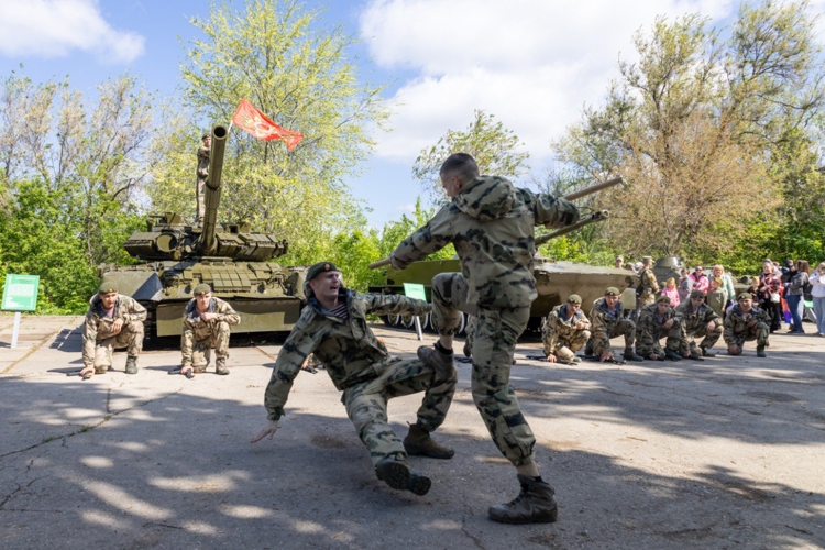 9 МАЯ 2025 ГОДА ВОЕННОСЛУЖАЩИЕ ВОЕННОГО ИНСТИТУТА ПРИНЯЛИ УЧАСТИЕ В ЦЕРЕМОНИИ ВОЗЛОЖЕНИЯ ЦВЕТОВ К ВЕЧНОМУ ОГНЮ В ПАРКЕ ПОБЕДЫ