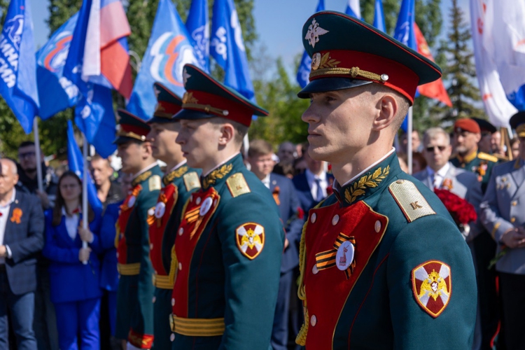 9 МАЯ 2025 ГОДА ВОЕННОСЛУЖАЩИЕ ВОЕННОГО ИНСТИТУТА ПРИНЯЛИ УЧАСТИЕ В ЦЕРЕМОНИИ ВОЗЛОЖЕНИЯ ЦВЕТОВ К ВЕЧНОМУ ОГНЮ В ПАРКЕ ПОБЕДЫ