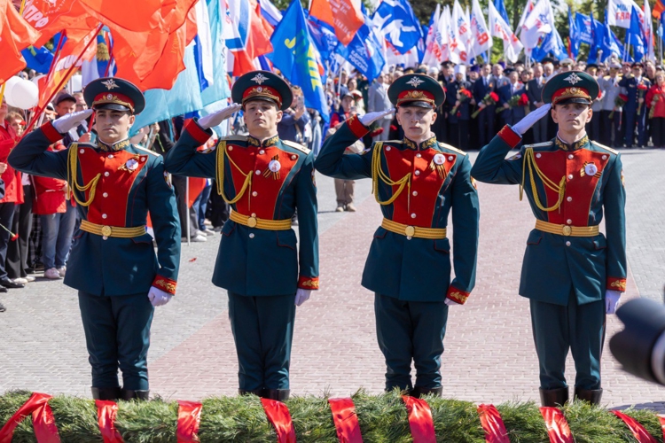 9 МАЯ 2025 ГОДА ВОЕННОСЛУЖАЩИЕ ВОЕННОГО ИНСТИТУТА ПРИНЯЛИ УЧАСТИЕ В ЦЕРЕМОНИИ ВОЗЛОЖЕНИЯ ЦВЕТОВ К ВЕЧНОМУ ОГНЮ В ПАРКЕ ПОБЕДЫ