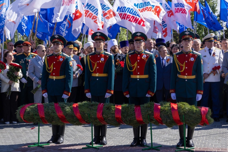 9 МАЯ 2025 ГОДА ВОЕННОСЛУЖАЩИЕ ВОЕННОГО ИНСТИТУТА ПРИНЯЛИ УЧАСТИЕ В ЦЕРЕМОНИИ ВОЗЛОЖЕНИЯ ЦВЕТОВ К ВЕЧНОМУ ОГНЮ В ПАРКЕ ПОБЕДЫ
