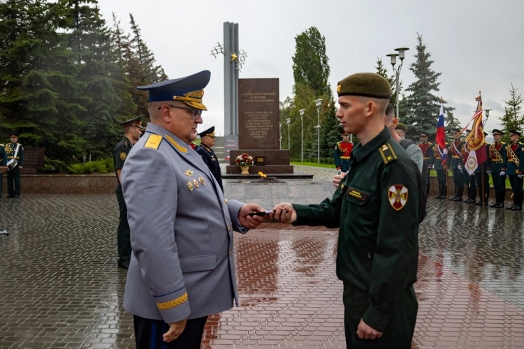 27 июня 2025 года в военном институте состоялась торжественная церемония вручения выпускникам офицерских погон