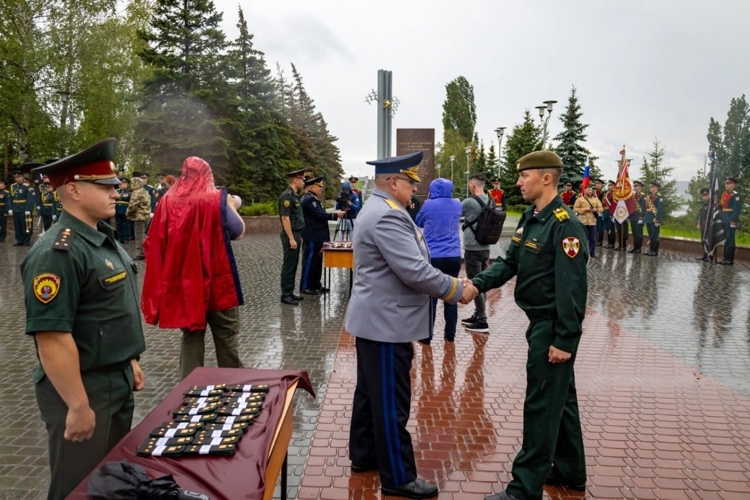 27 июня 2025 года в военном институте состоялась торжественная церемония вручения выпускникам офицерских погон