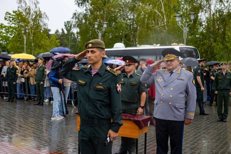 27 июня 2025 года в военном институте состоялась торжественная церемония вручения выпускникам офицерских погон