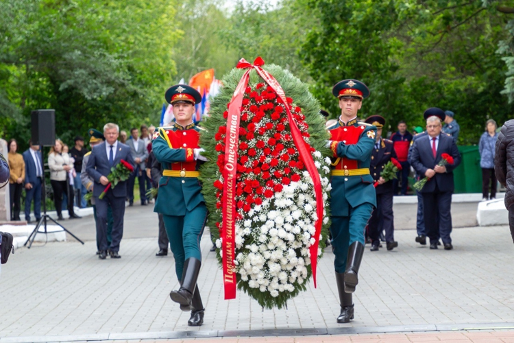 22 июня 2025 года военнослужащие военного института в День памяти и скорби возложили цветы к памятнику «Воину-освободителю» на Воскресенском кладбище