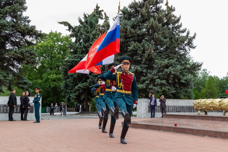 22 июня 2025 года военнослужащие военного института в День памяти и скорби возложили цветы к памятнику «Воину-освободителю» на Воскресенском кладбище