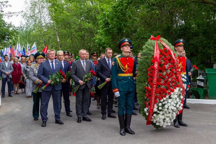 22 июня 2025 года военнослужащие военного института в День памяти и скорби возложили цветы к памятнику «Воину-освободителю» на Воскресенском кладбище