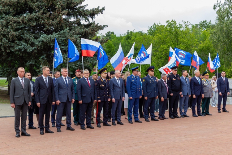 22 июня 2025 года военнослужащие военного института в День памяти и скорби возложили цветы к памятнику «Воину-освободителю» на Воскресенском кладбище