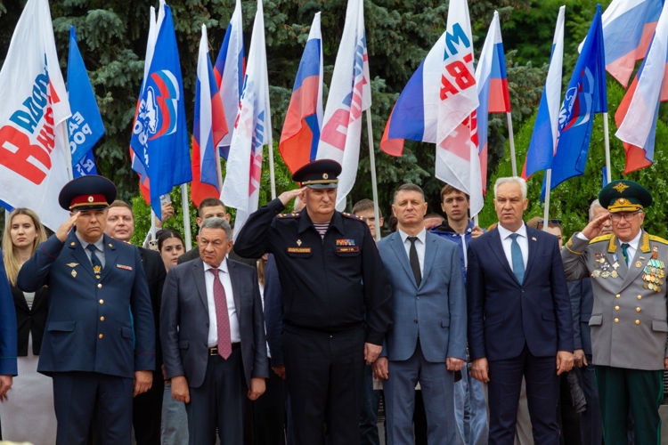 22 июня 2025 года военнослужащие военного института в День памяти и скорби возложили цветы к памятнику «Воину-освободителю» на Воскресенском кладбище