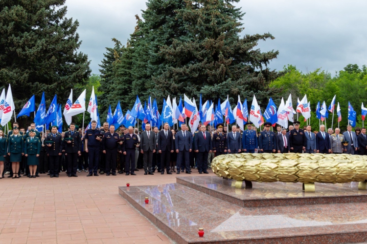 22 июня 2025 года военнослужащие военного института в День памяти и скорби возложили цветы к памятнику «Воину-освободителю» на Воскресенском кладбище