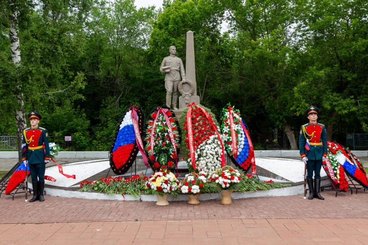 22 июня 2025 года военнослужащие военного института в День памяти и скорби возложили цветы к памятнику «Воину-освободителю» на Воскресенском кладбище