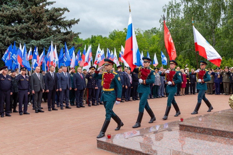 22 июня 2025 года военнослужащие военного института в День памяти и скорби возложили цветы к памятнику «Воину-освободителю» на Воскресенском кладбище