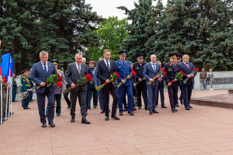22 июня 2025 года военнослужащие военного института в День памяти и скорби возложили цветы к памятнику «Воину-освободителю» на Воскресенском кладбище