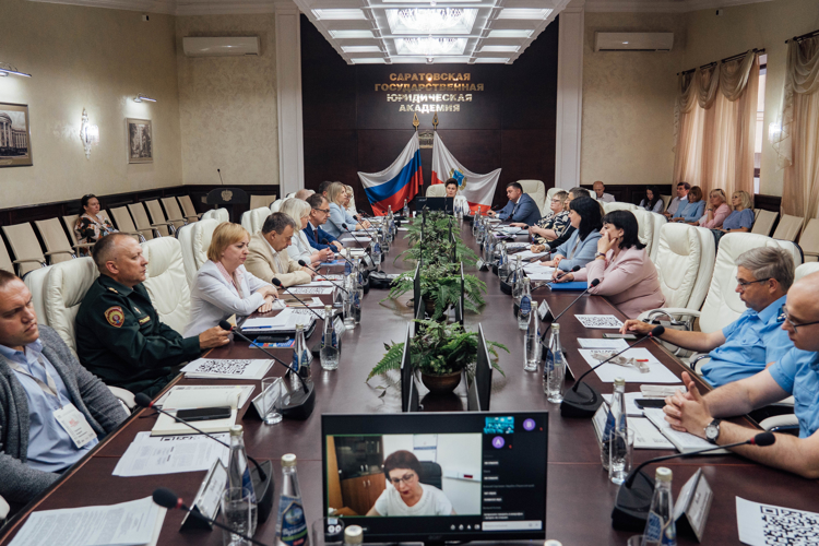 18 июня 2025 года военнослужащие военного института приняли участие в Саратовском юридическом форуме