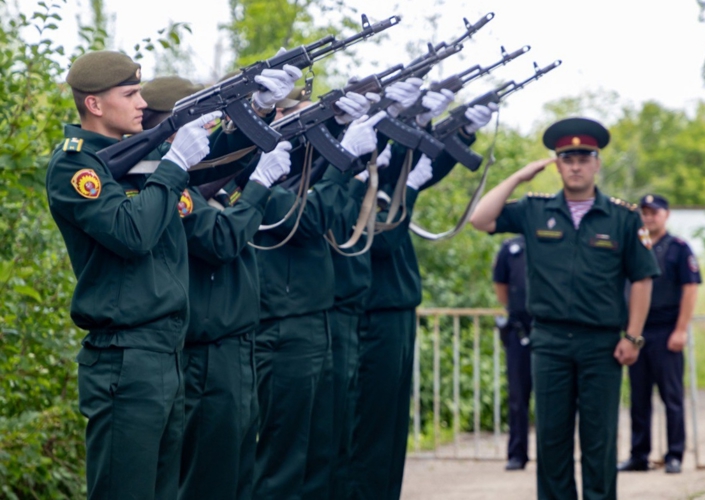1 июля 2025 года военнослужащие военного института приняли участие в церемонии увековечивания памяти бойцов, погибших в ходе проведения специальной военной операции