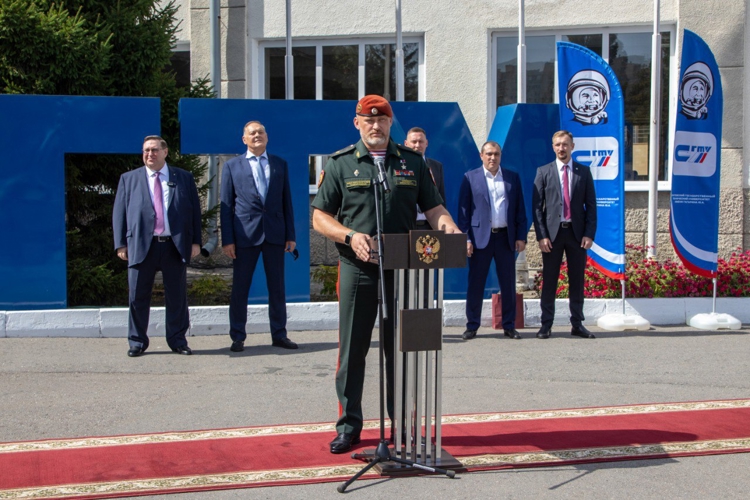 1 сентября 2025 года начальник военного института принял участие в торжественной линейке в СГТУ им. Гагарина Ю.А.