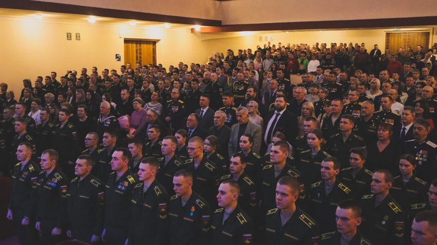 19 ноября 2025 года начальник военного института поздравил Саратовское высшее артиллерийское командное училище