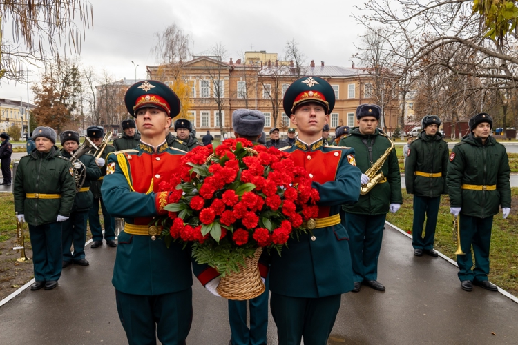 10 ноября 2025 года военнослужащие военного института приняли участие в торжественном открытии памятника художнику-маринисту Алексею Боголюбову