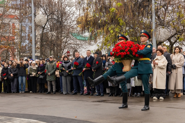 10 ноября 2025 года военнослужащие военного института приняли участие в торжественном открытии памятника художнику-маринисту Алексею Боголюбову