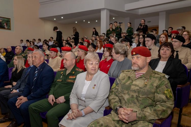 16 декабря 2025 года военный институт наградили благодарственным письмом за вклад в гражданско-патриотическое воспитание подрастающего поколения