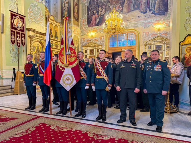 23 декабря 2025 года военнослужащие военного института посетили Покровский собор