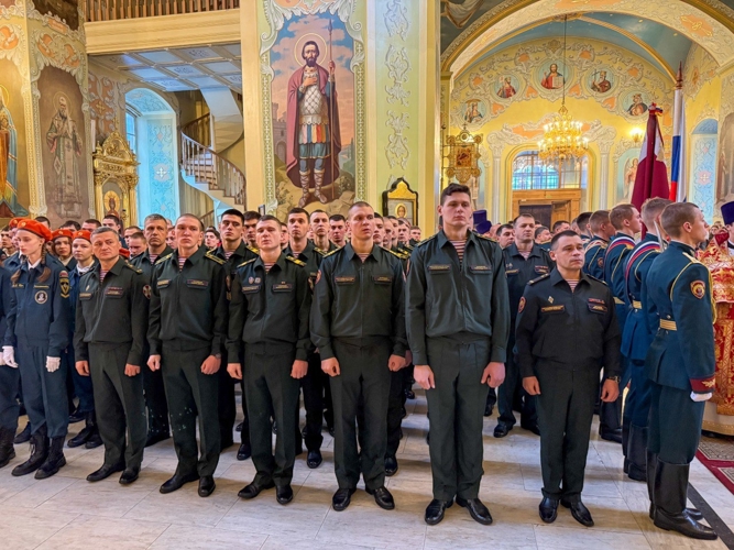 23 декабря 2025 года военнослужащие военного института посетили Покровский собор