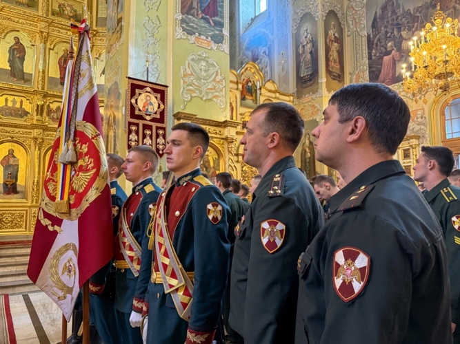 23 декабря 2025 года военнослужащие военного института посетили Покровский собор