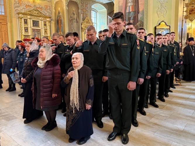 23 декабря 2025 года военнослужащие военного института посетили Покровский собор