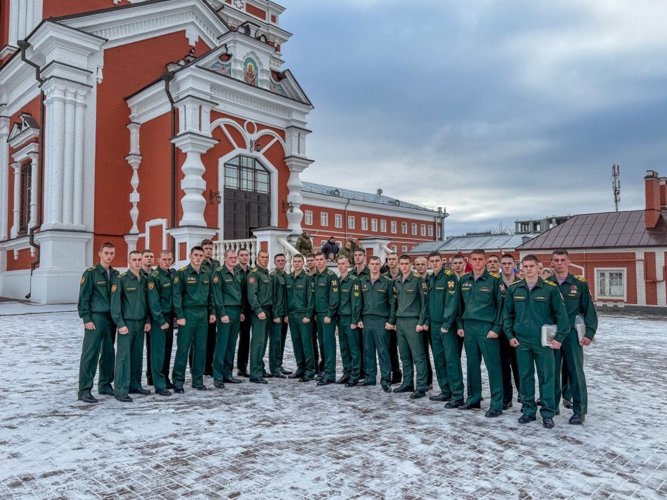 23 декабря 2025 года военнослужащие военного института посетили Покровский собор