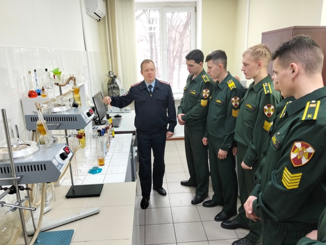 16 декабря 2025 года военнослужащие военного института посетили экспертно-криминалистический центр ГУ МВД России по Саратовской области