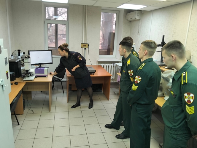 16 декабря 2025 года военнослужащие военного института посетили экспертно-криминалистический центр ГУ МВД России по Саратовской области