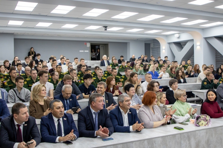 10 декабря 2025 года военнослужащие военного института приняли участие в патриотическом форуме