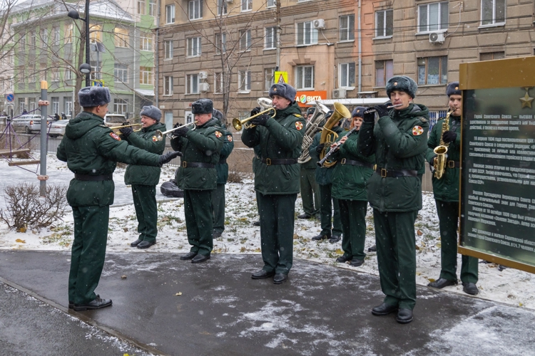 10 декабря 2025 года военнослужащие военного института приняли участие в торжественной церемонии открытия мемориала славы Героев СССР, России и кавалеров Ордена Славы