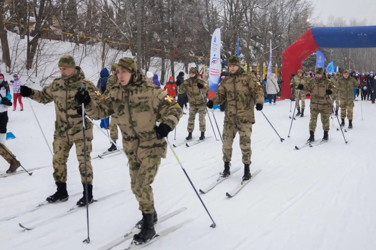 14 февраля 2026 года военнослужащие военного института приняли участие в массовой лыжной гонке «Лыжня России»