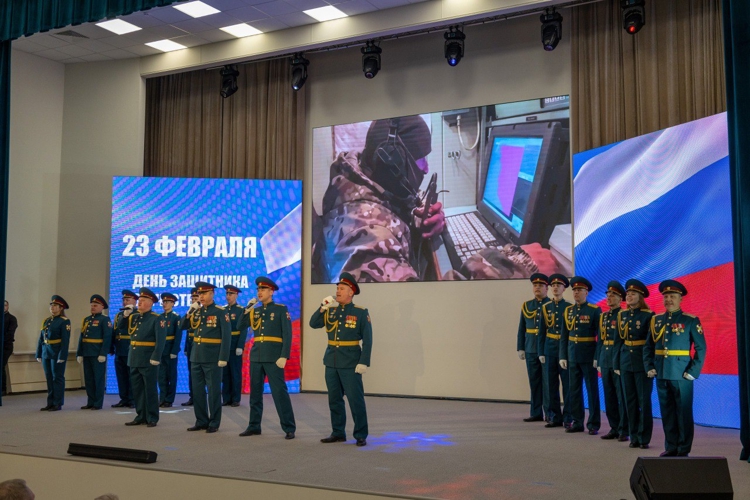 20 февраля 2026 года военнослужащие военного института посетили Правительство Саратовской области