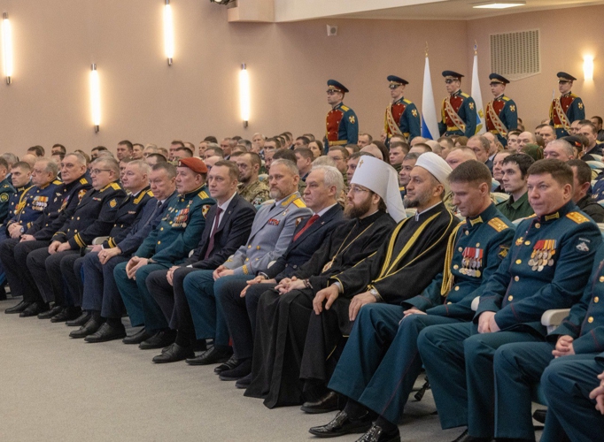 20 февраля 2026 года военнослужащие военного института посетили Правительство Саратовской области