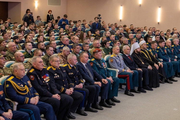 20 февраля 2026 года военнослужащие военного института посетили Правительство Саратовской области