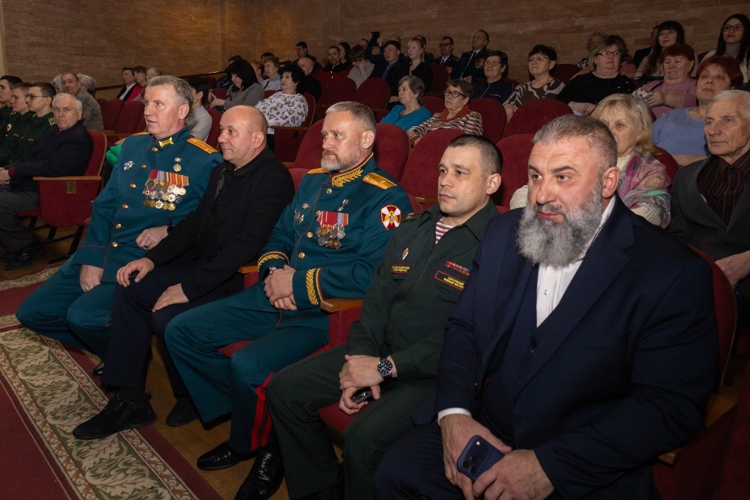 21 февраля 2026 года военнослужащие военного института приняли участие в благотворительном концерте, посвященном Дню защитника Отечества