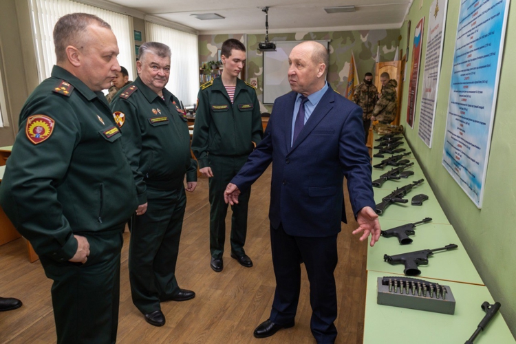 28 января 2026 года военнослужащие военного института посетили Саратовский техникум отраслевых технологий