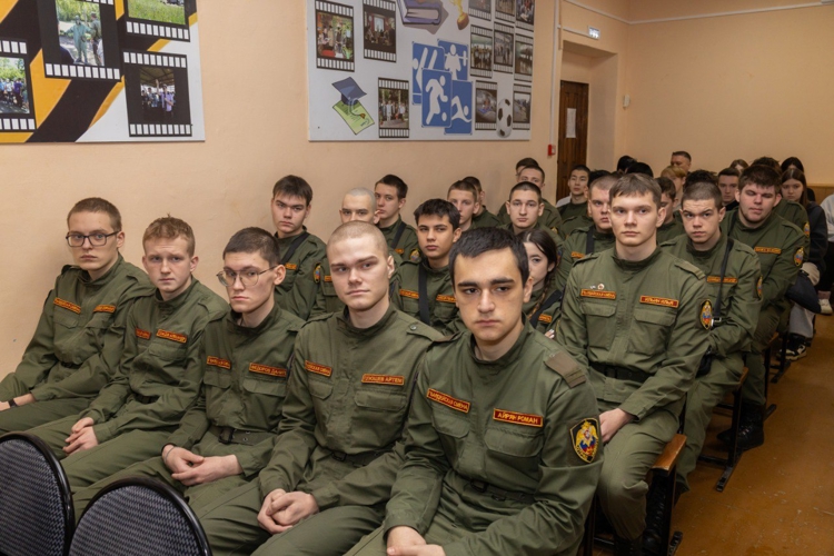 28 января 2026 года военнослужащие военного института посетили Саратовский техникум отраслевых технологий