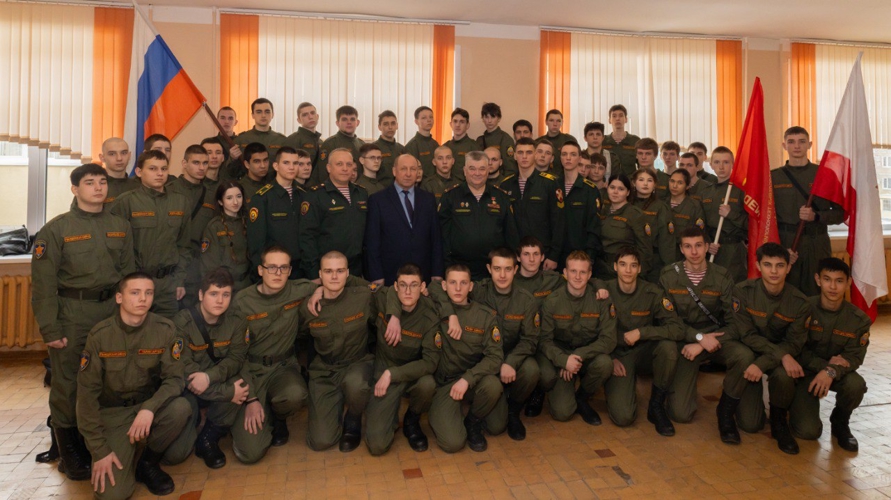 28 января 2026 года военнослужащие военного института посетили Саратовский техникум отраслевых технологий